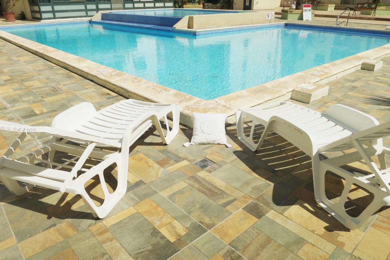 Stunning Penthouse Roof Terrace & Communal Swimming Pool Сент-Полс-Бей Экстерьер фото